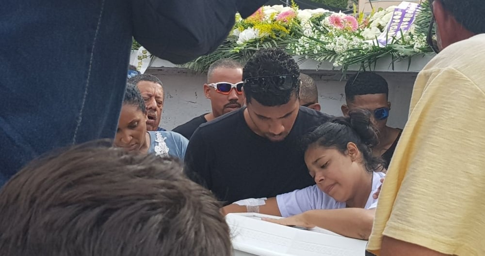 A mãe da bebê, Niedja da Silva Araújo, de 23 anos, chorava e perguntava pela filha, debruçada ao lado do pequeno caixão